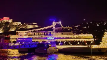 Boot mit festlichen Lichtern bei Nacht.