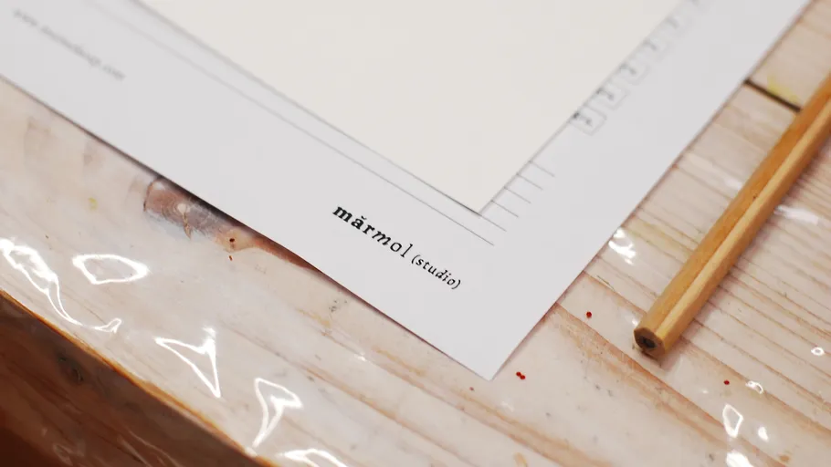 Papier mit Text auf Holztisch.