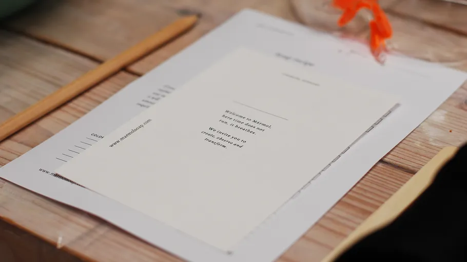 Papier und Bleistift auf Holztisch.