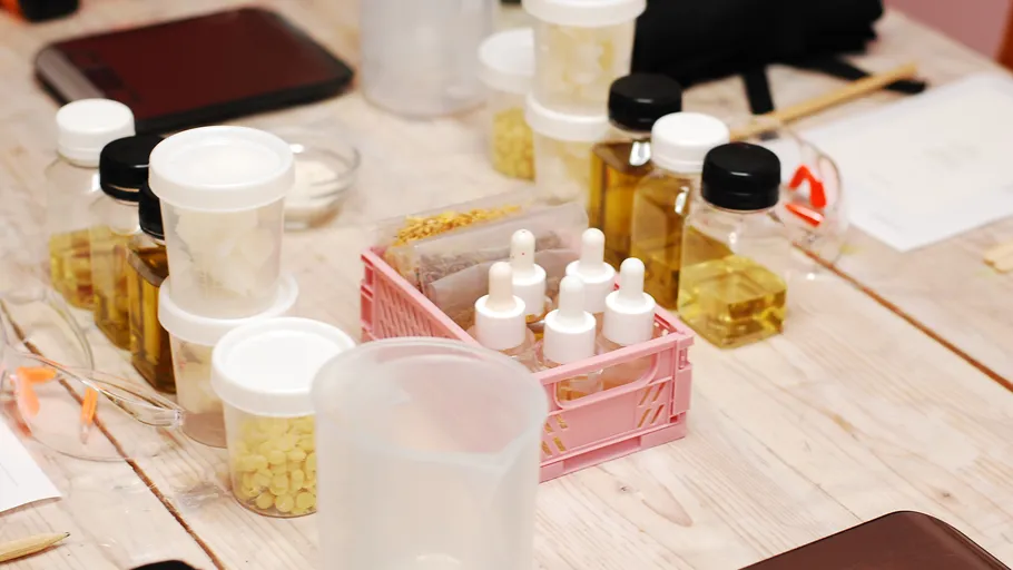 Behälter und Fläschchen auf einem Holztisch.