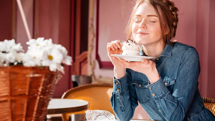 Frau genießt Dessert in einem Café.