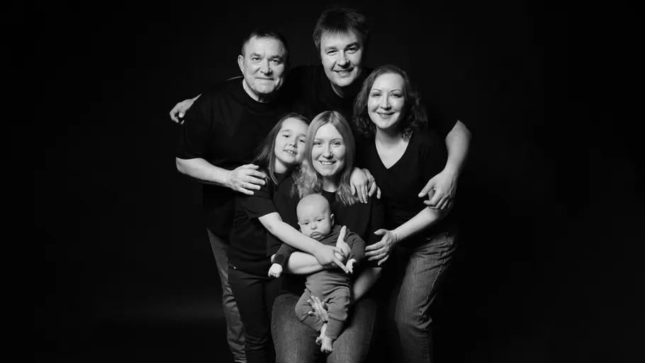 Familie posiert zusammen auf Schwarz-Weiß-Foto.
