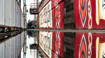 Graffiti-Wände in einer Pfütze gespiegelt.
