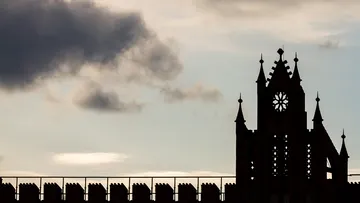 Kirchensilhouette vor wolkigem Himmel.