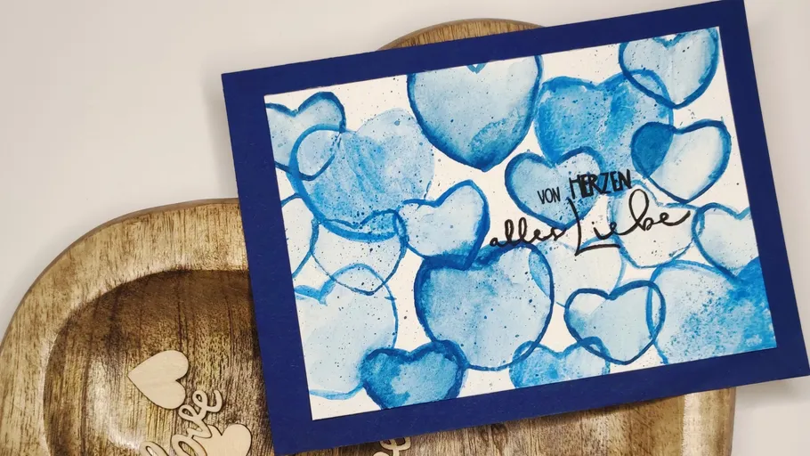 Blaues Herzkarte auf Holztablett.