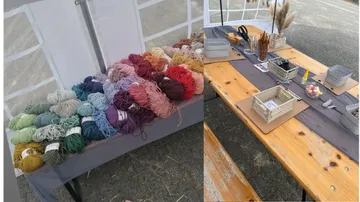 Bunte Garne auf einem Markttisch ausgestellt.