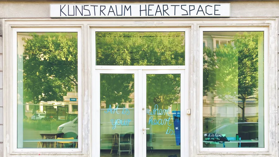 Kunstgalerie-Fassade mit Baumreflexionen.