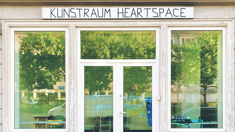 Galerieeingang mit reflektierenden Glastüren.