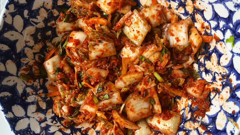 Kimchi in einer blau gemusterten Schüssel.
