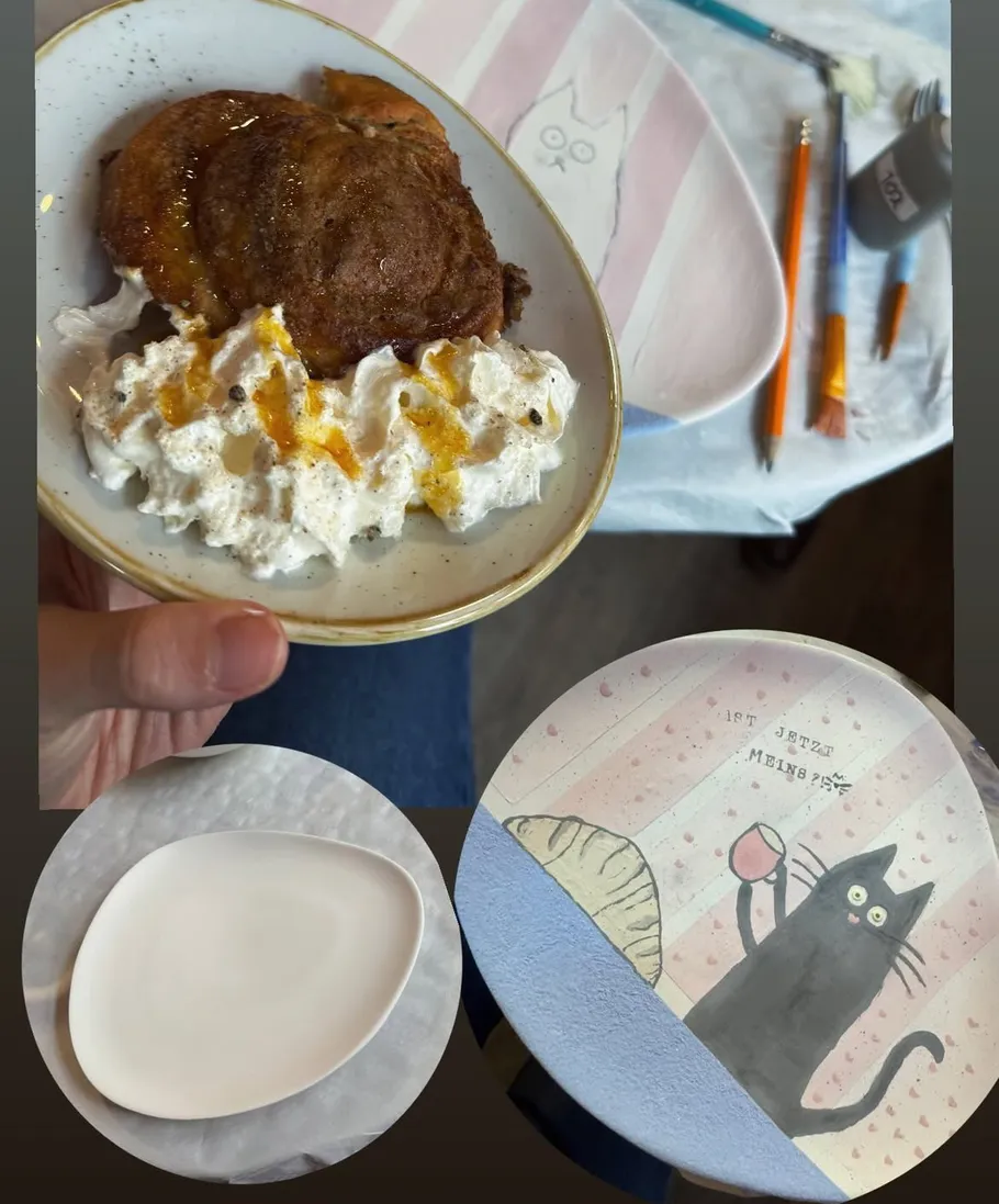 Pfannkuchen mit Sahne, Kunstzubehör in der Nähe.