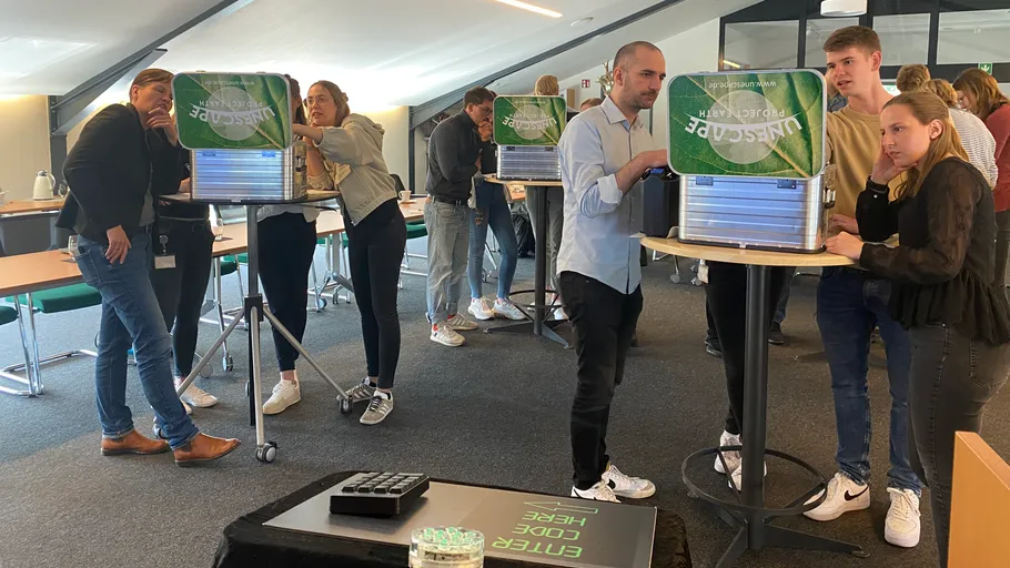 Menschen arbeiten an Rätselboxen im Büro.