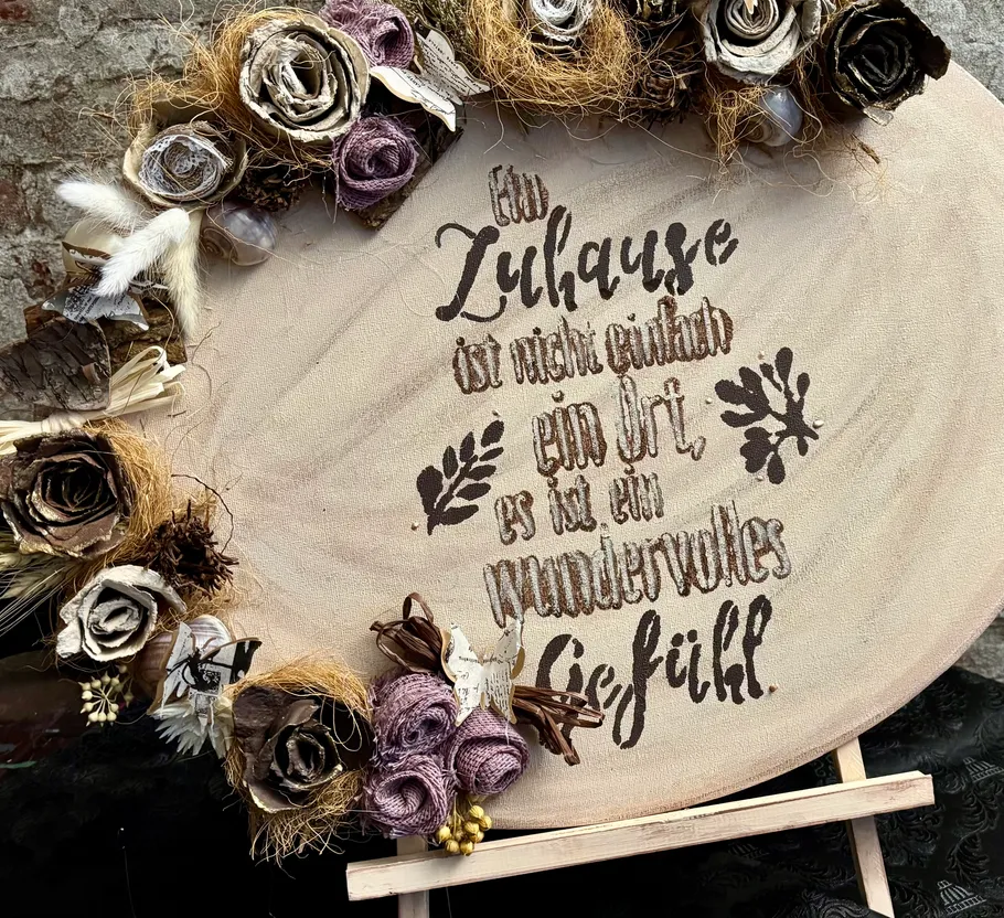 Dekoratives Holzschild mit Blumenstickerei.