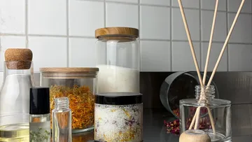 Gläser und Flaschen mit Wellnessmaterialien auf Theke.