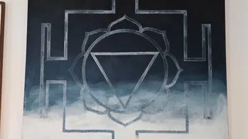 Geometrische Kunst auf Farbverlaufshintergrund.