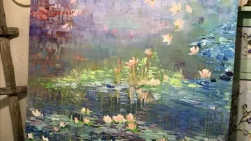 Abstraktes Gemälde mit Blumen und unscharfem Hintergrund.