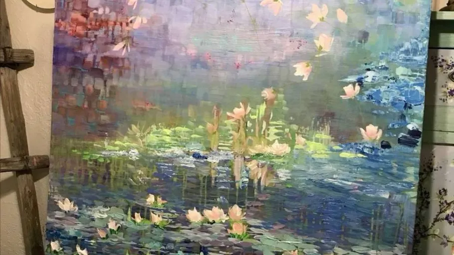 Abstraktes Gemälde mit Blumen und unscharfem Hintergrund.