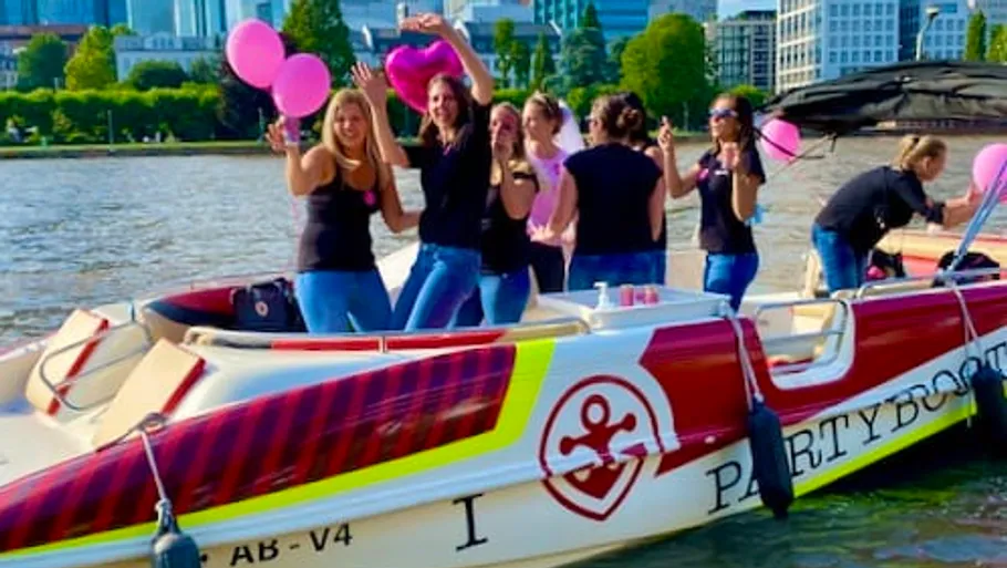 Frauen feiern auf einem Boot mit Ballons.