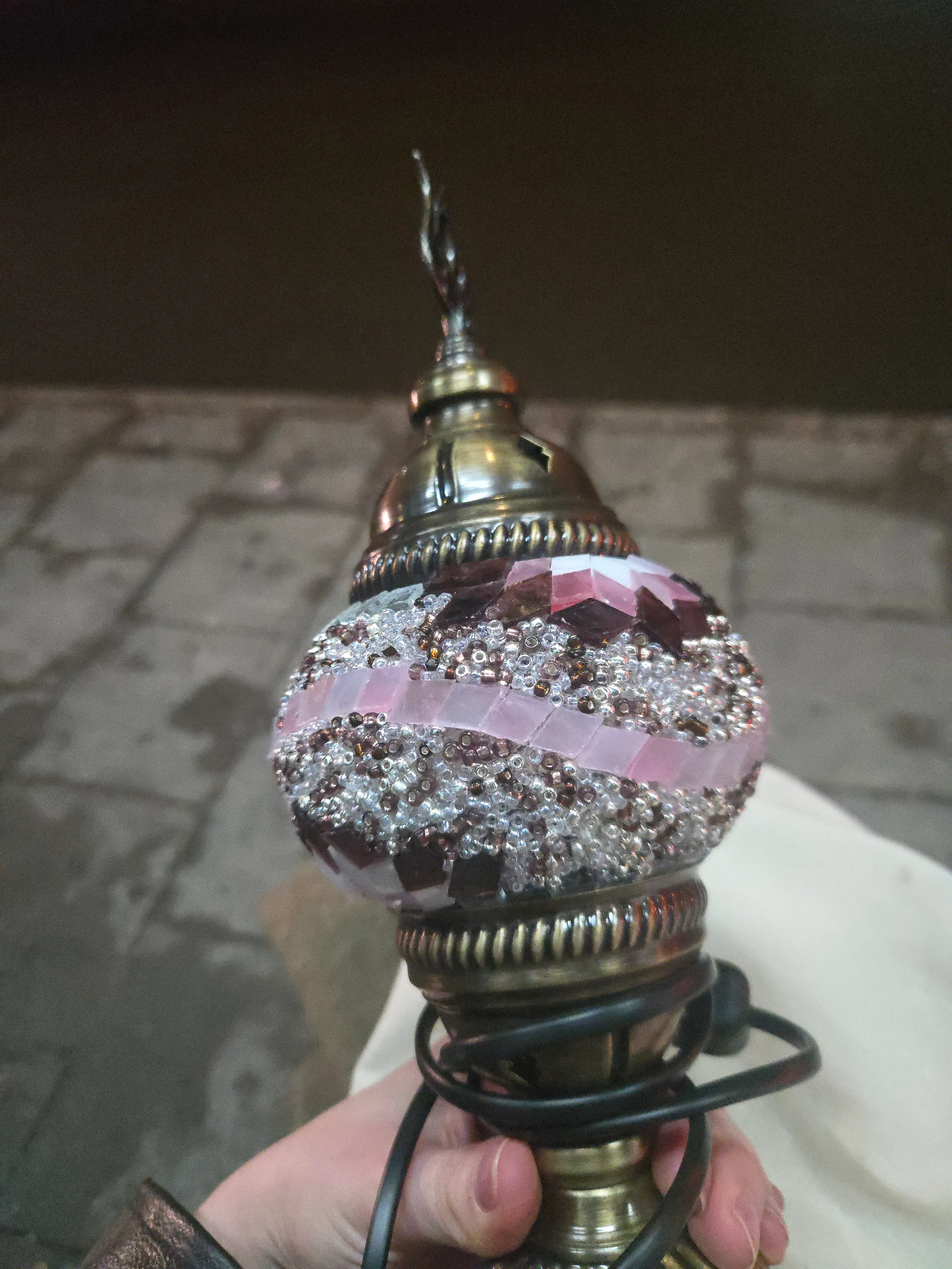 Dekorative Lampe in der Hand, im Freien.