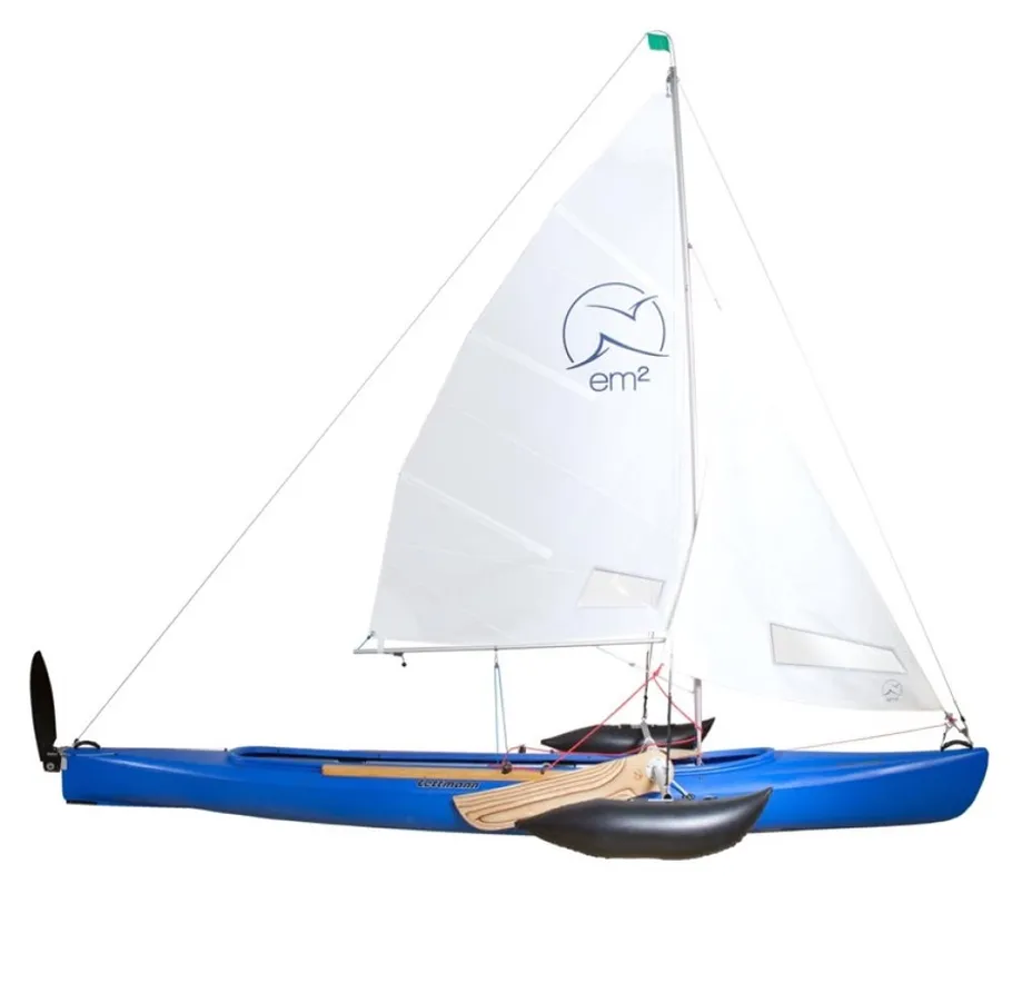 Blaues Segelboot mit weißen Segeln auf Ausstellung.