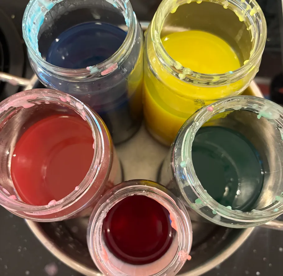 Fünf bunte Gläser voller Farbe.