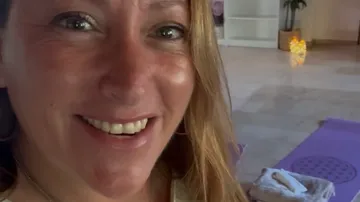 Lächelnde Frau in einem Yoga-Raum.