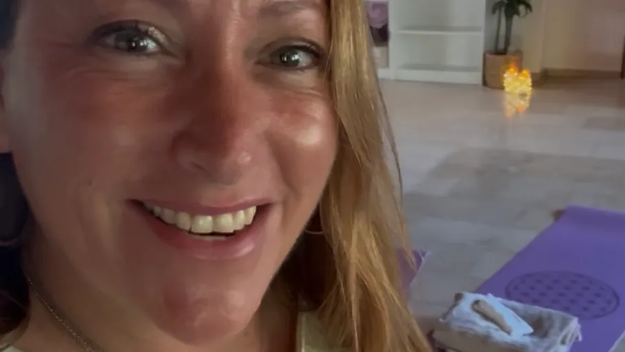 Lächelnde Frau in einem Yoga-Raum.