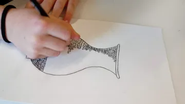 Hand zeichnet detailliertes Vasenmuster, weißes Papier.