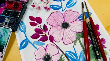 Aquarell-Blumenmalerei mit Pinseln und Palette.