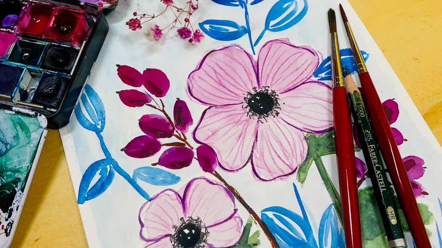 Aquarell-Blumenmalerei mit Pinseln und Palette.