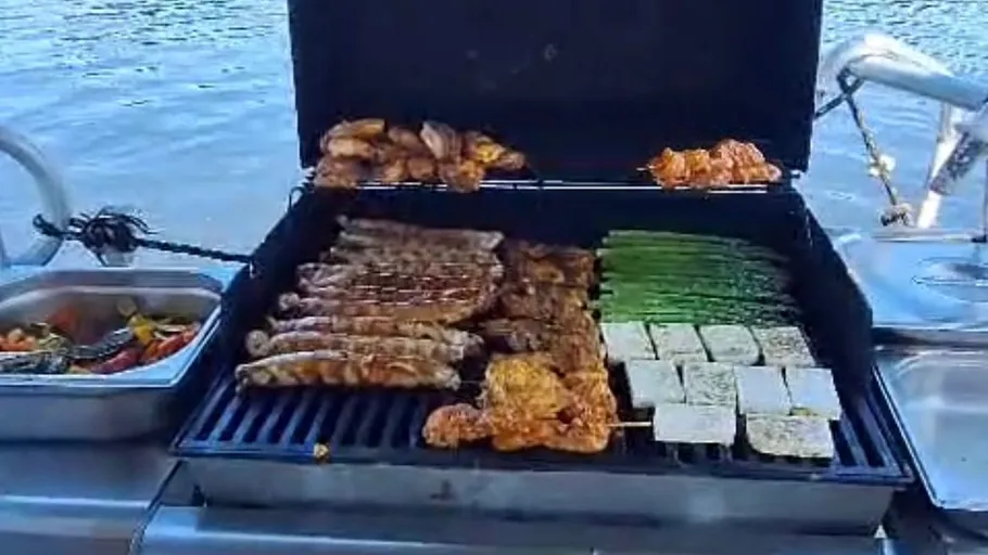 Grill mit Fleisch und Gemüse auf Boot.