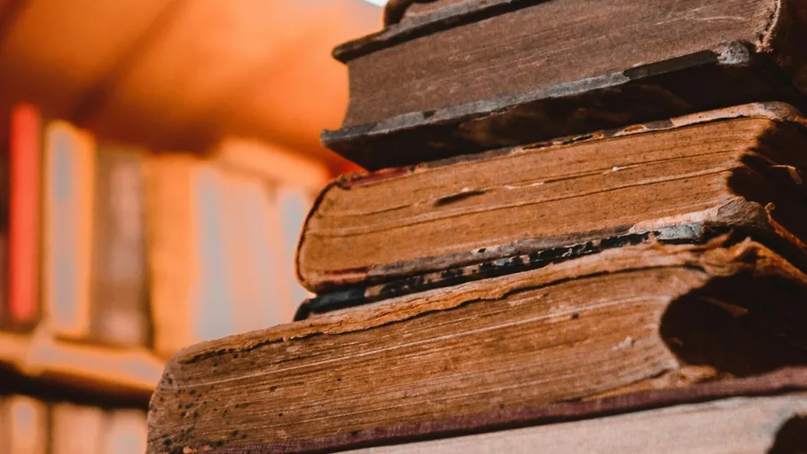 Stapel alter Bücher auf einem Regal.