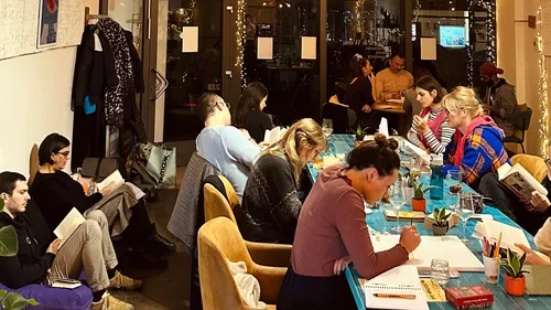 Menschen lesen und schreiben in gemütlichem Café.