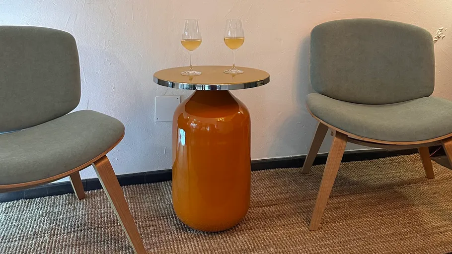 Zwei Stühle und Tisch mit Gläsern.