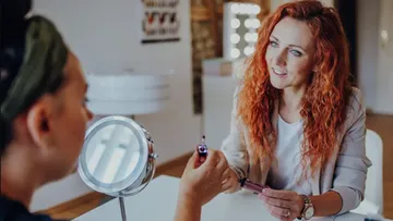Zwei Frauen diskutieren über Make-up im Schönheitssalon.