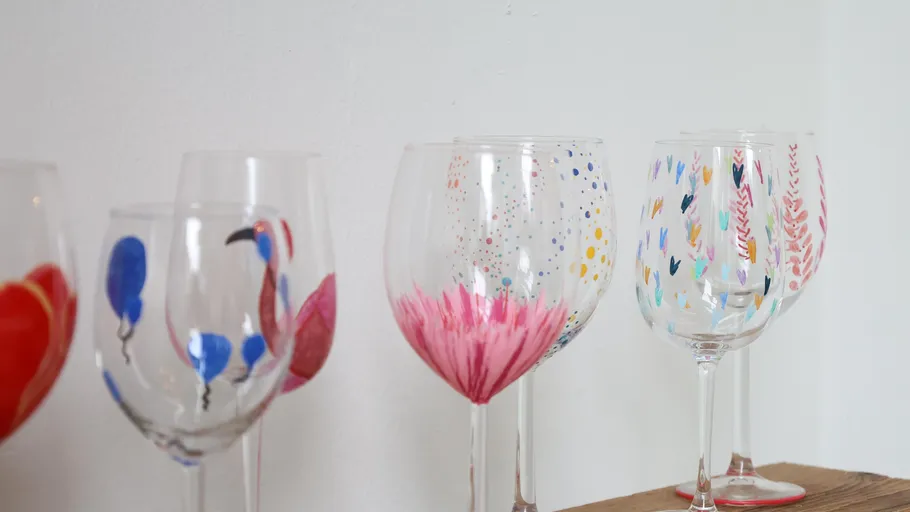 Bemalte Weingläser mit bunten Designs.