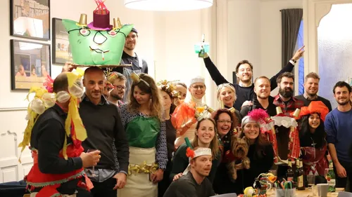 Gruppe in Kostümen bei festlicher Veranstaltung drinnen.