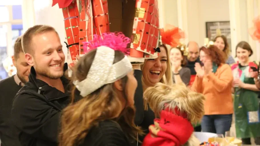 Menschen bei festlicher Party mit Kostümen drinnen.