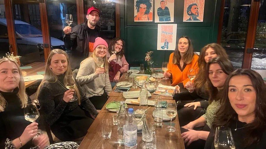 Gruppe von Menschen genießt Wein im Restaurant.