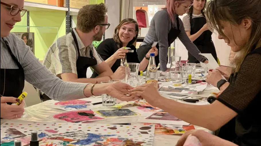 Menschen basteln gemeinsam an einem Tisch.