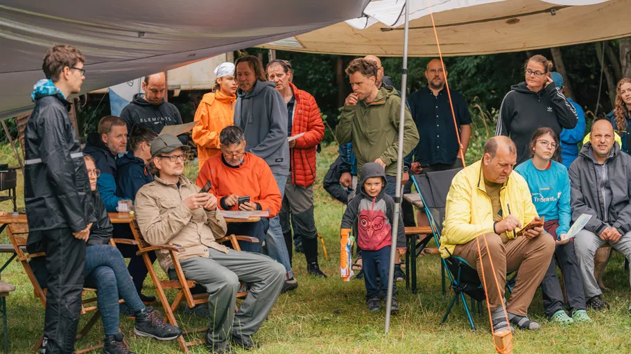 Gruppe von Menschen unter einem Vordach versammelt.