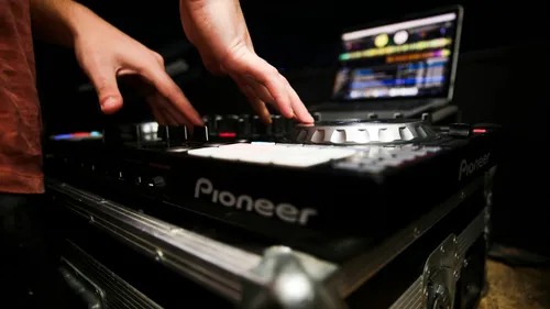 DJ mischt Musik auf Pioneer-Gerät.