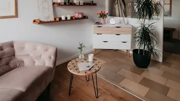Gemütliches Wohnzimmer mit modernen Möbeln.