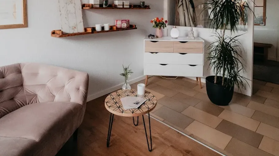 Gemütliches Wohnzimmer mit modernen Möbeln.