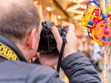 Ein Fotograf macht ein Bild von bunten Spielzeugen.