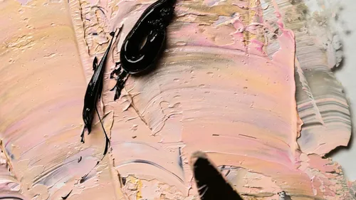 Dicke rosa und schwarze Pinselstriche auf Leinwand.