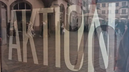 Spiegelung einer Straßenszene durch Glasfenster.