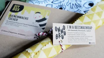 Bienenwachstuch verpackt, zeigt umweltfreundliche Verpackungslösung.