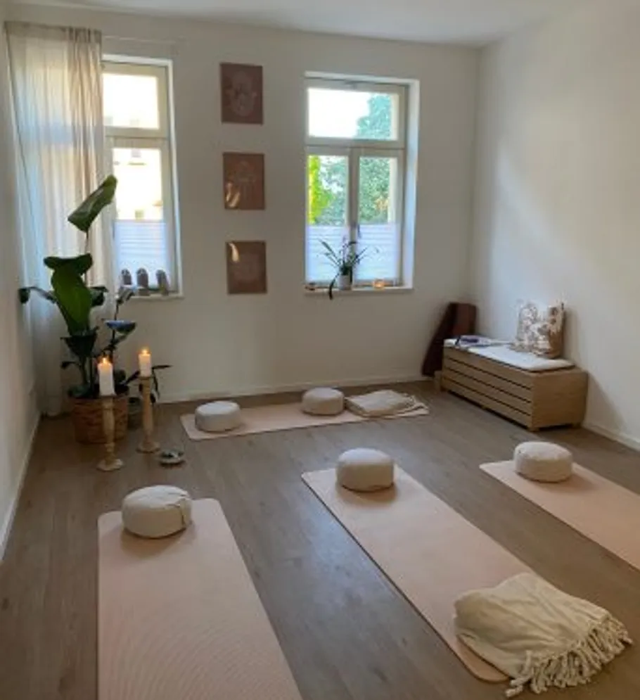 Yogamatten und Kissen in einem ruhigen Raum.