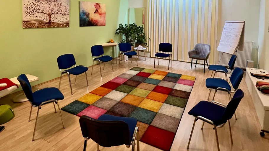 Stühle im Kreis in einem Besprechungsraum angeordnet.