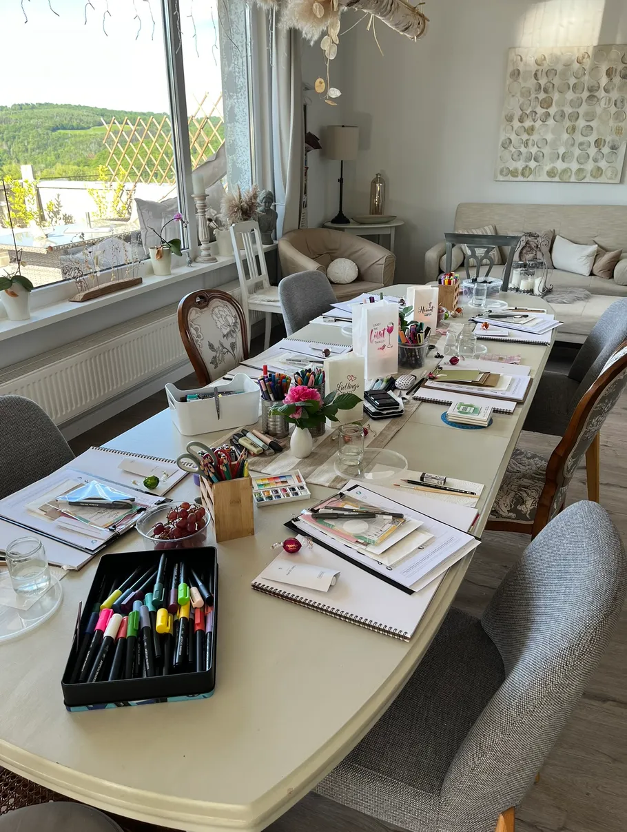 Kunstbedarf auf einem Tisch in hellem Raum.